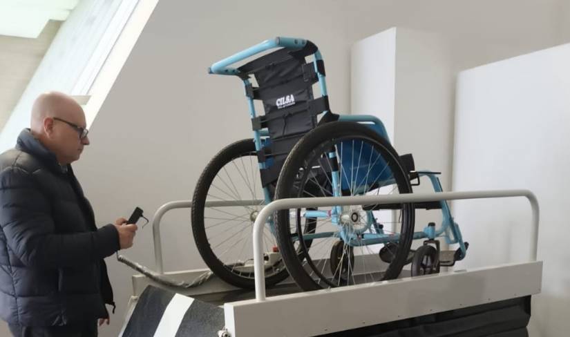 La Municipalidad incorporó un nuevo elevador para mejorar la accesibilidad en espacios públicos