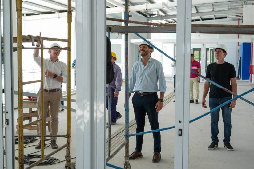 La nueva Escuela Echeverría supera el 90 % de avance: “Cada obra que prometemos, la empezamos y terminamos”, afirmó Pullaro
