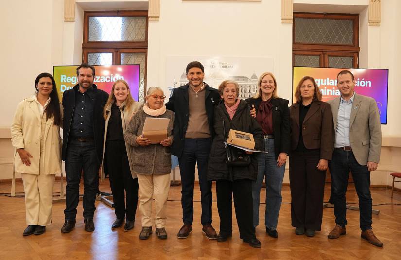 Pullaro entregó escrituras a vecinos de Santo Tomé y Santa Fe
