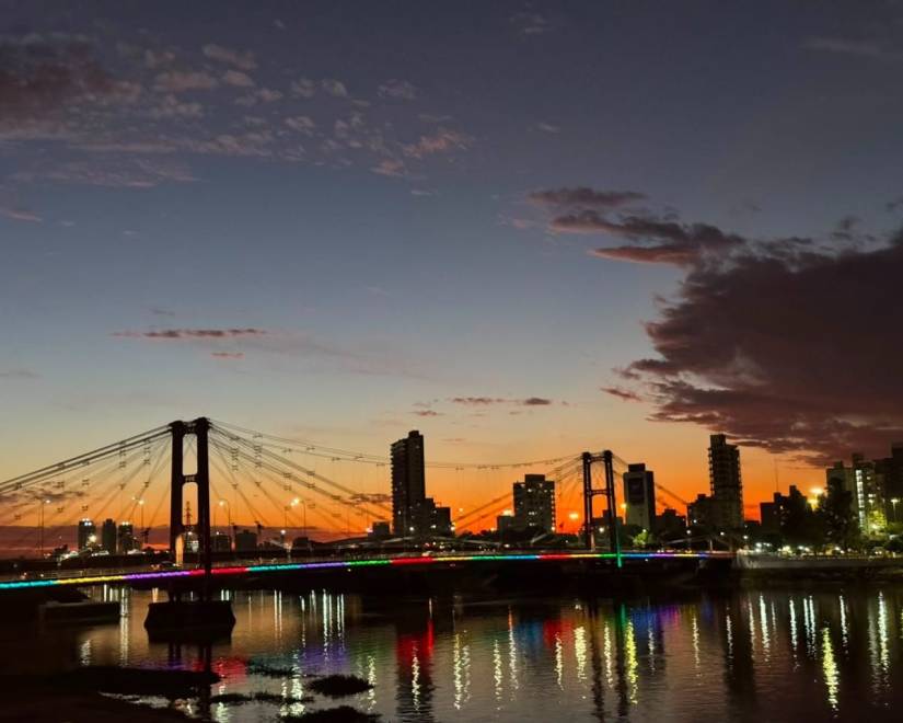 Santa Fe se enciende: con Cantincuénticos y Kapanga la ciudad reinaugura las luces del Puente Colgante y recibe el fuego suramericano