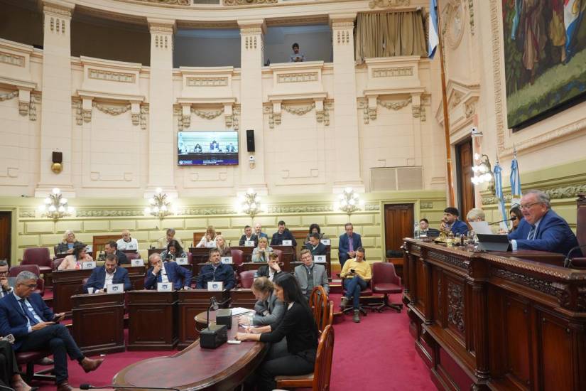 Legislatura de Santa Fe debate sobreendeudamiento familiar y reformas en seguridad pública