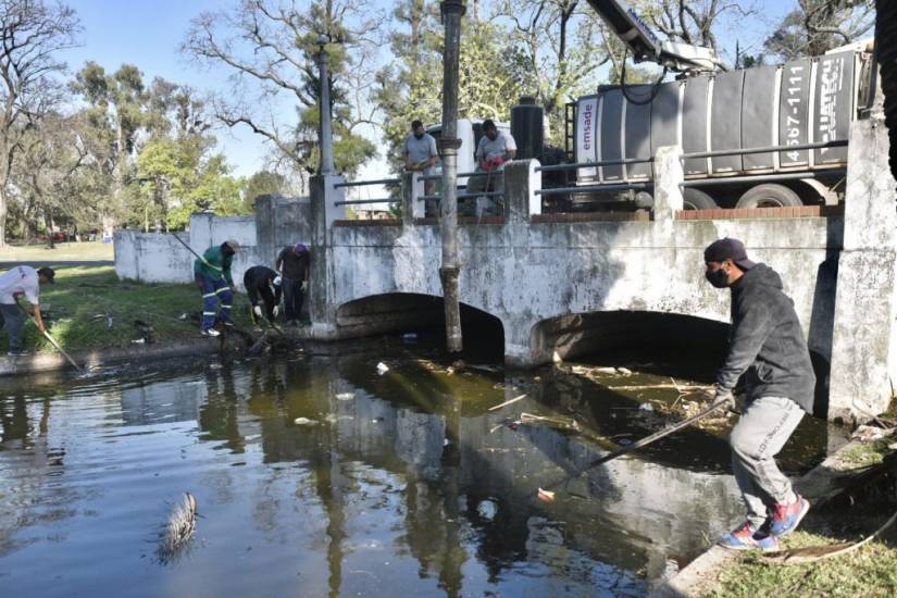 Comenzó el saneamiento y limpieza de los lagos del Parque Garay