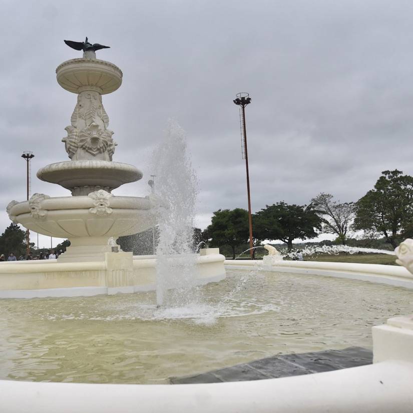 La Fuente de la Cordialidad da la bienvenida a la ciudad con todo su esplendor