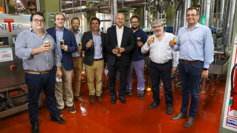 Perotti visitó la planta de producción de la Cervecería Santa Fe en la ciudad capital