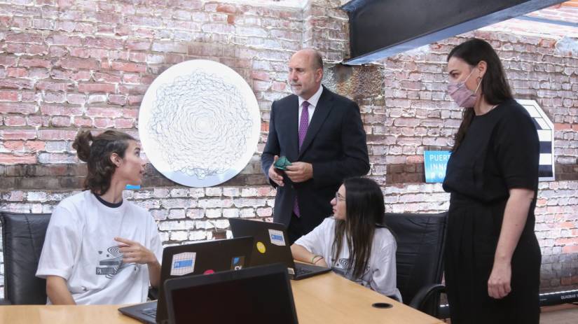 Perotti encabezó el acto de presentación de Proyectos para la Formación de Jóvenes en Oficios Digitales