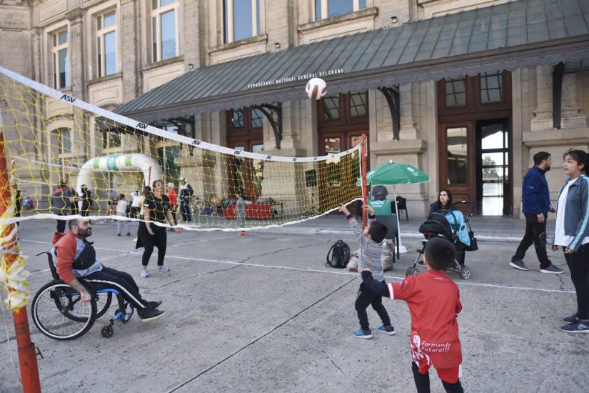 La explanada de la Estación Belgrano se llenó de baile y deportes