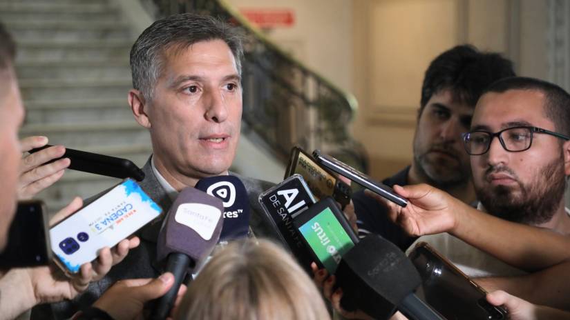 Olivares: “el gobernador Pullaro pidió cumplir con el aguinaldo antes de las fiestas”