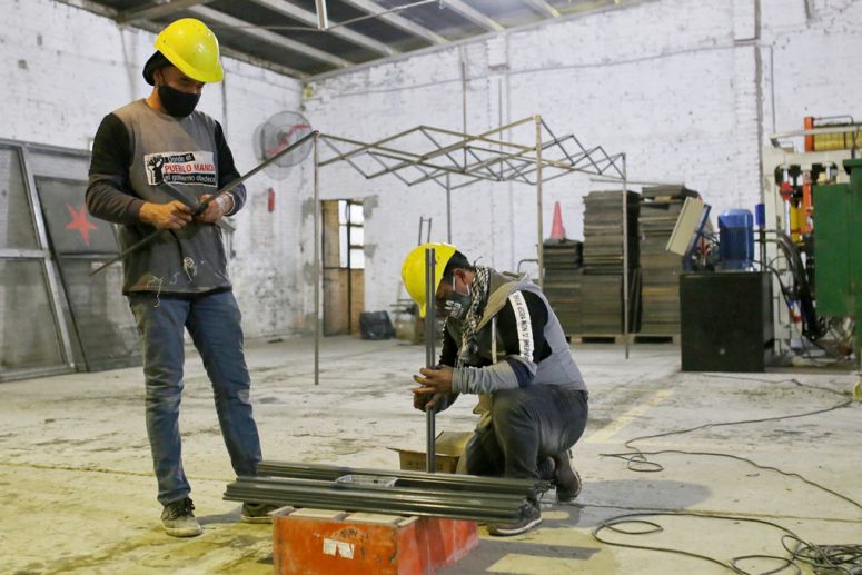 Fabrican puestos y gazebos para las ferias de la economía social